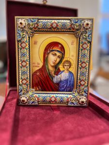 Рукописная икона из финифти Казанская с гранатами и окладом горячая эмаль (Размер 16х19 см)