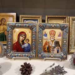 Рукописная икона из финифти Казанская с гранатами и окладом горячая эмаль (Размер 16х19 см)